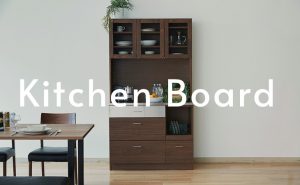 キッチンボード 木製 オシャレなデザイン  【こちらは店舗です。浜村鹿野温泉ICから3分 買取本舗 宮本リサイクル 営業時間9～19時 定休日水曜のみ←連絡できませんm(_ _)m】 パモウナ 引き戸レンジボード ホワイト 大型サイズ 横フクレ 足に若干